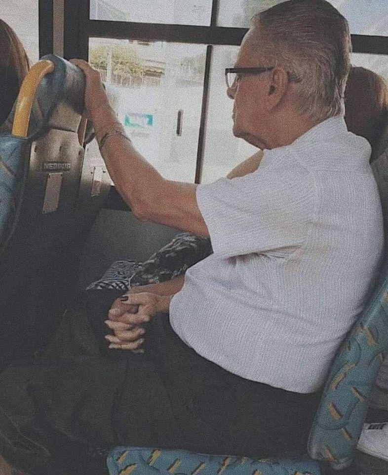 παππούς και γιαγιά χέρι χέρι στο λεωφορείο 