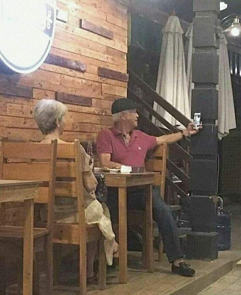 παππούς και γιαγιά βγάζουν selfie 