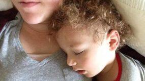 Η προειδοποίηση μιας μαμάς για κάτι που κάνουν όλα τα παιδιά – Αν κοιμάται έτσι μπορεί να υπάρχει πρόβλημα