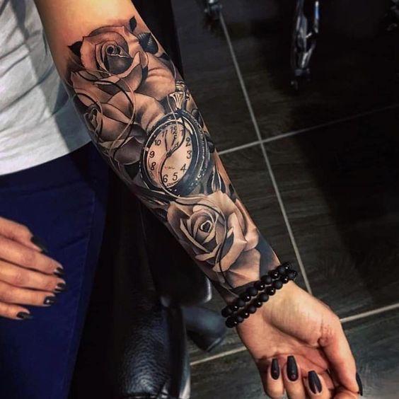 Γυναικείο τατουάζ μανίκι με vintage ρολόι 