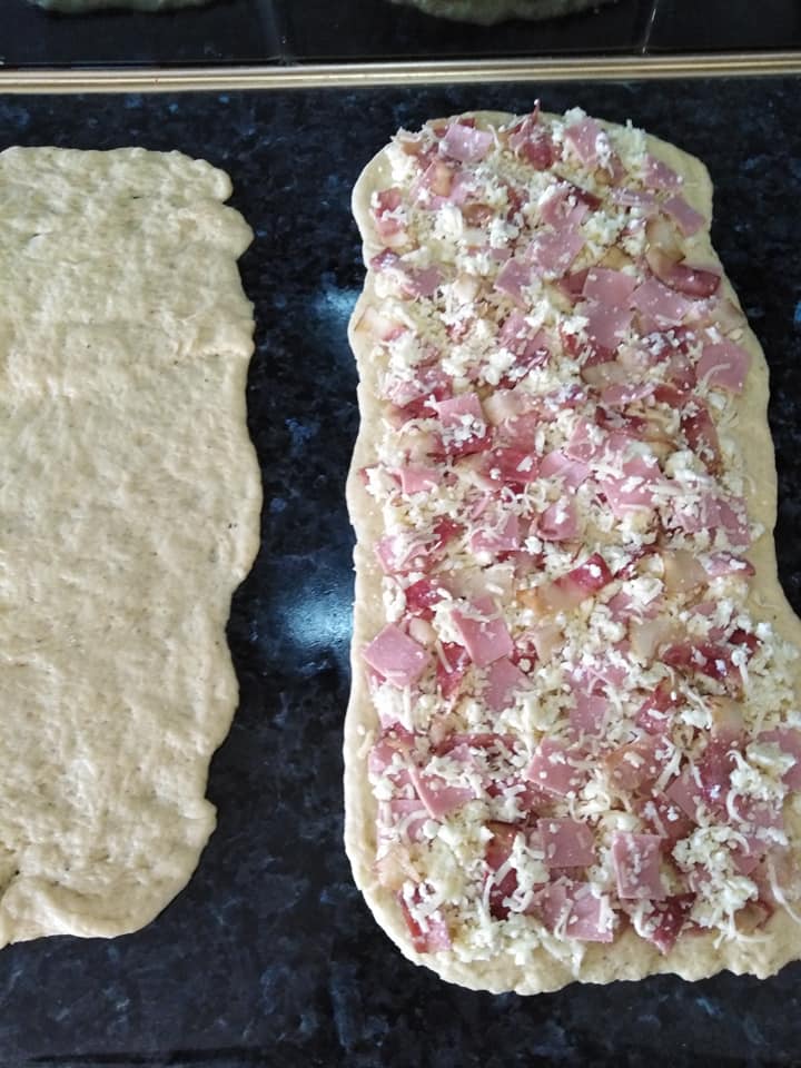 Στριφτάρια με φέτα και μπέικον ιδανικά για κολατσιό : απλώνουμε τη ζύμη