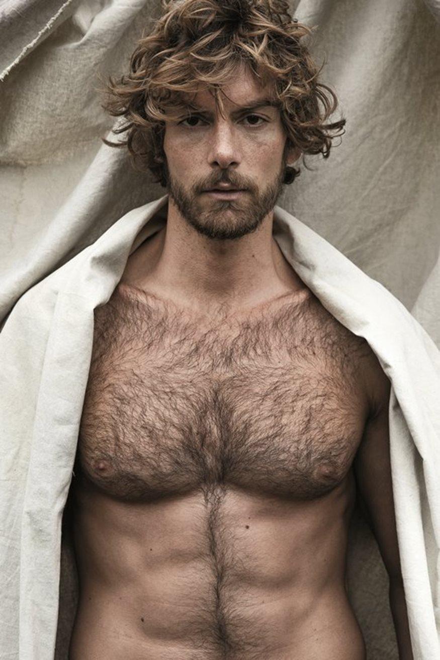 Γιάννης Κουκουράκης: Ο ζεν πρεμιέ από τις άγριες μέλισσες όπως δεν τον έχετε ξαναδεί