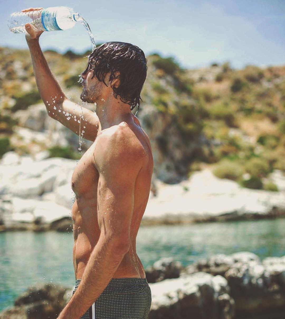 Γιάννης Κουκουράκης: Ο ζεν πρεμιέ από τις άγριες μέλισσες όπως δεν τον έχετε ξαναδεί