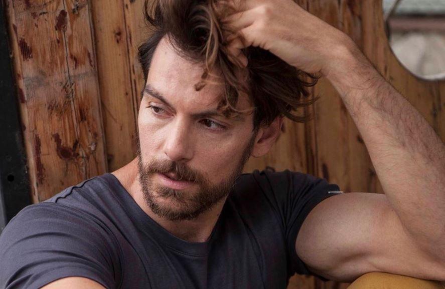 Κωνσταντης: Ο ζεν πρεμιέ από τις άγριες μέλισσες όπως δεν τον έχετε ξαναδεί