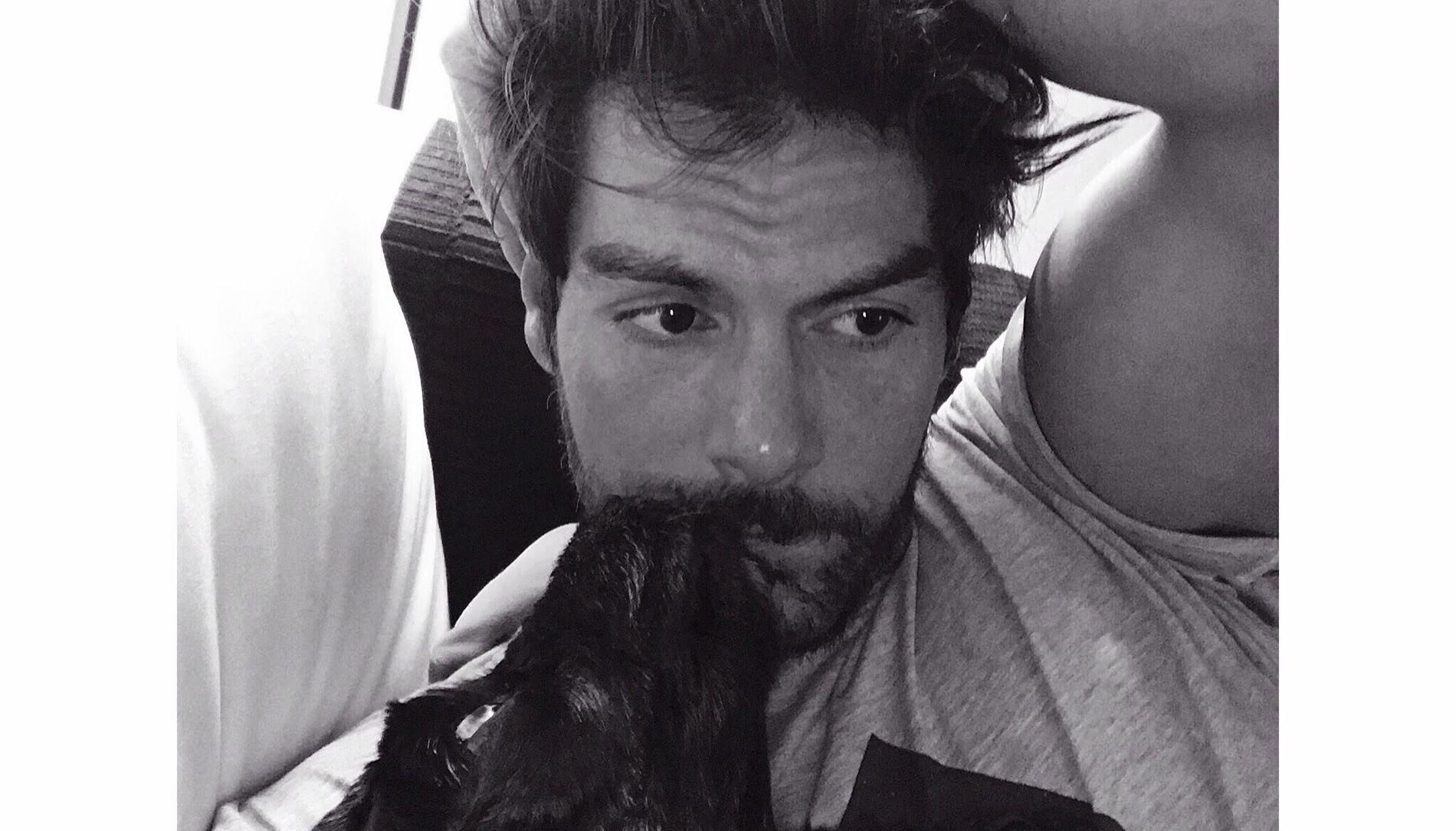 Γιάννης Κουκουράκης: Ο ζεν πρεμιέ από τις άγριες μέλισσες όπως δεν τον έχετε ξαναδεί