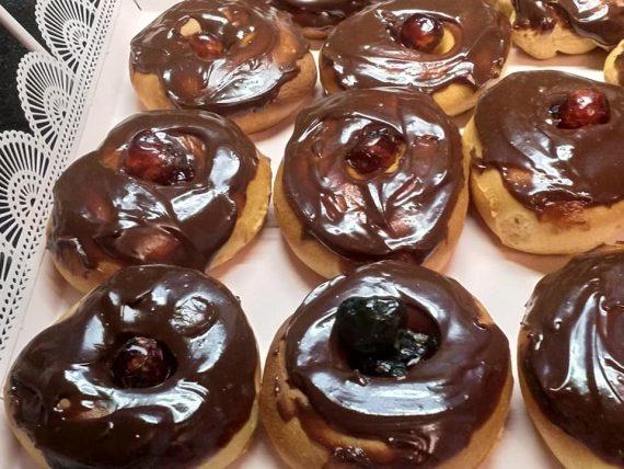 Ντονατσάκια ατομικά με γλάσο σοκολάτας  στο φούρνο