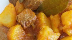 Πατάτες γιαχνί με μοσχάρι – Ένα μαμαδίστικο φαγάκι που λιώνει στο στόμα