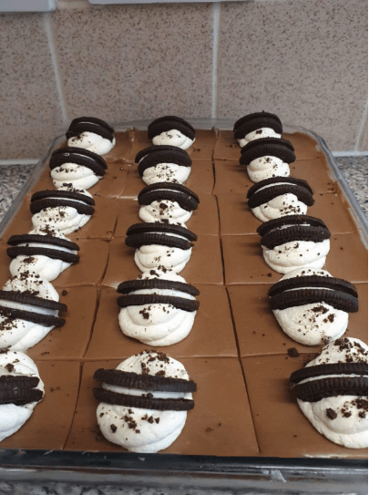 Συνταγή για πάστα ταψιού με μπισκότα oreo, τυρί κρέμα και γλάσο σοκολάτας
