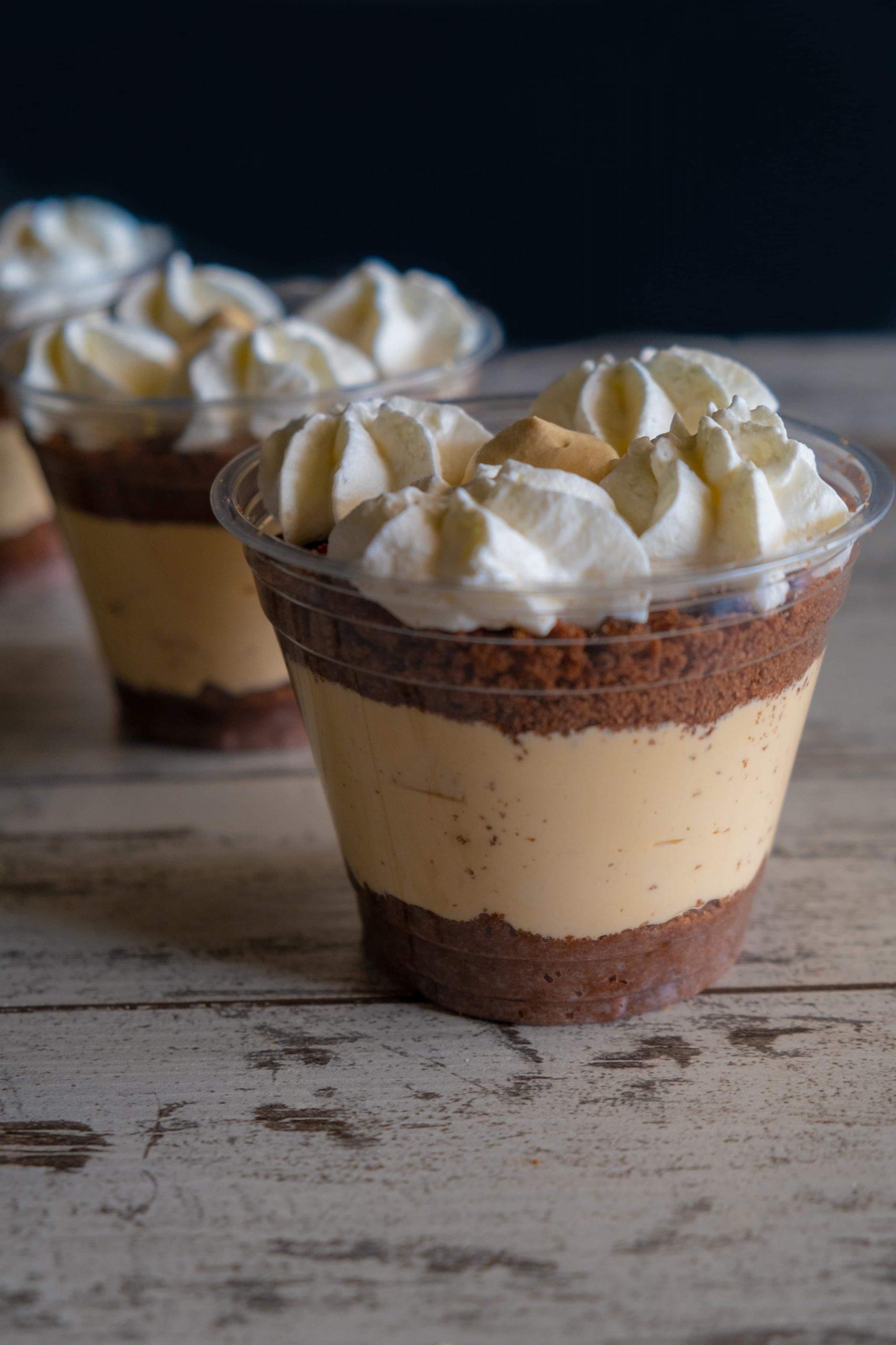 Γλυκό με κέικ που περίσσεψε, ζαχαρούχο γάλα και ακόμη 2 υλικά (βίντεο)