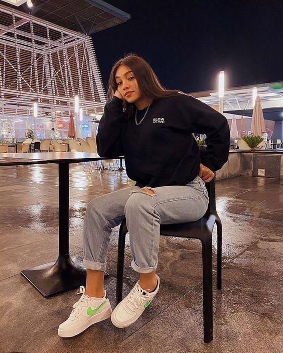 Τάσεις στα γυναικεία jean παντελόνια: γκρι jean παντελόνι με σκισίματα και μπαντζάκια 