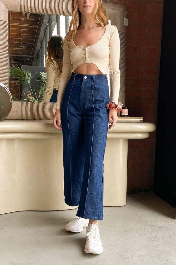 Τάσεις στα γυναικεία jean παντελόνια: μπλε jean παντελόνι σε ίσια γραμμή