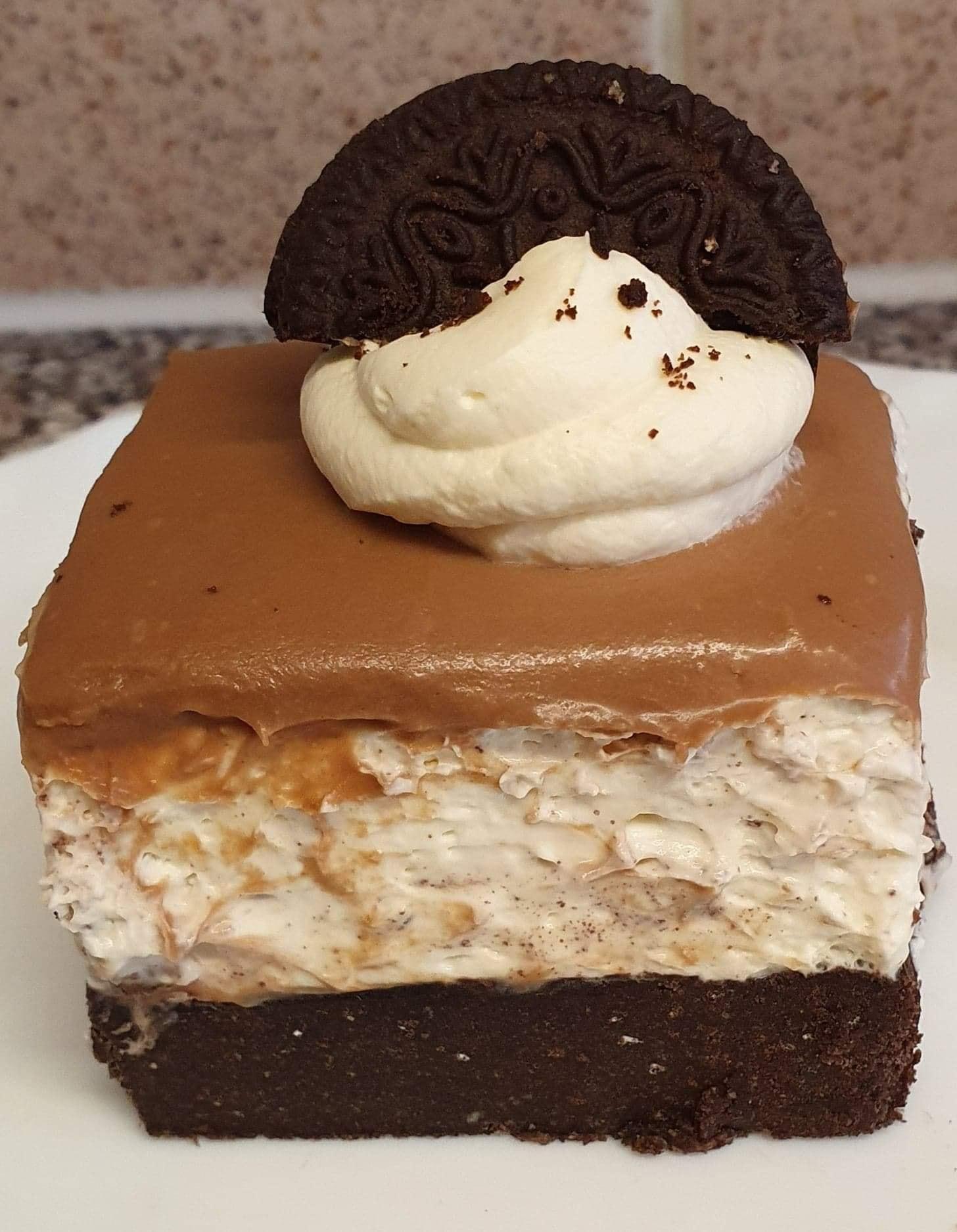 Συνταγή για πάστα ταψιού με μπισκότα oreo, τυρί κρέμα και γλάσο σοκολάτας