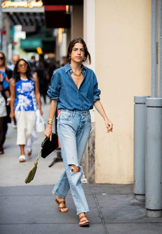 Double denim look: Jean παντελόνι με σκισίματα με jean πουκάμισο μέσα από το παντελόνι 