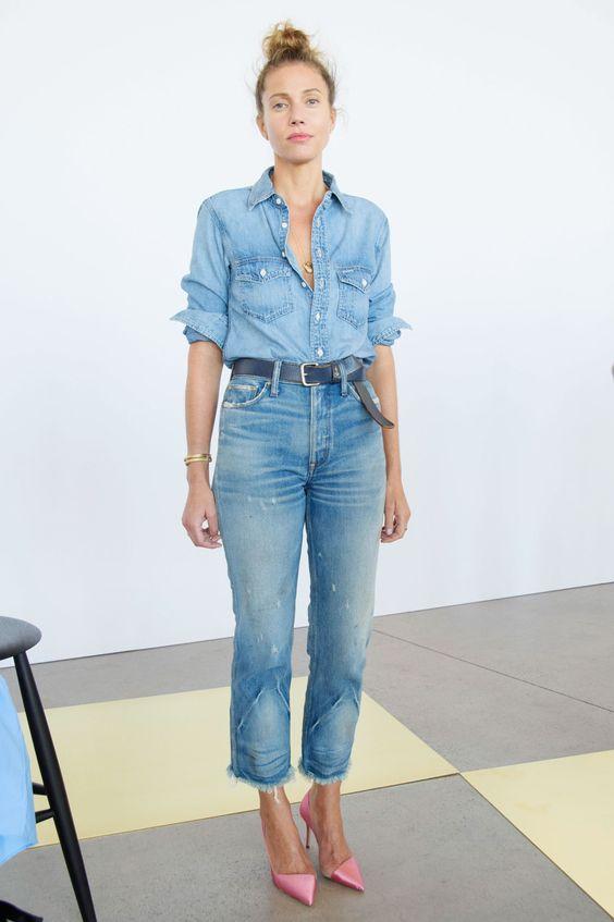 Double denim look: Jean παντελόνι με jean πουκάμισο μέσα από το παντελόνι 