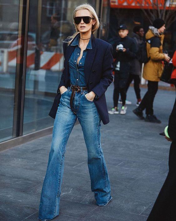 Double denim look: jean παντελόνι με jean πουκάμισο και μπλε σακάκι 
