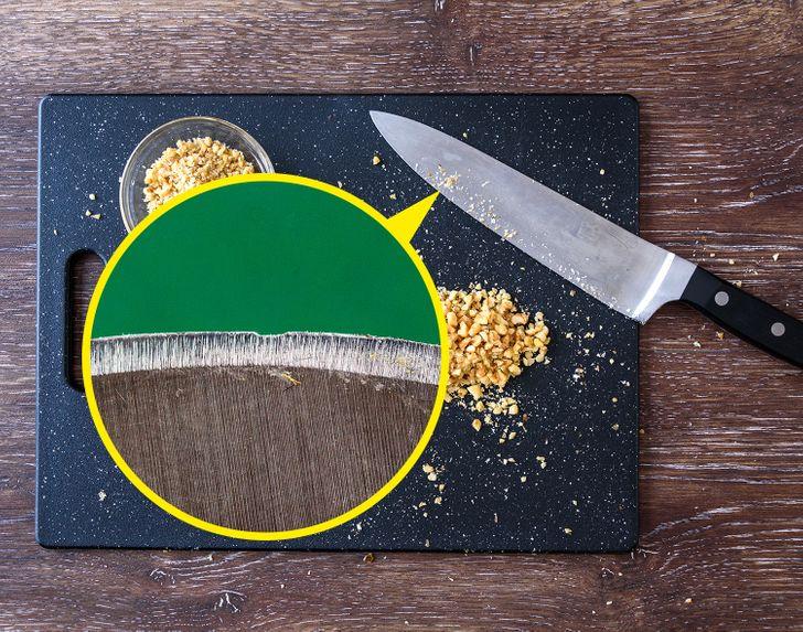 10 λάθη που καταστρέφουν την κουζίνα: κόβουμε πράγματα σε γυάλινες επιφάνειες 