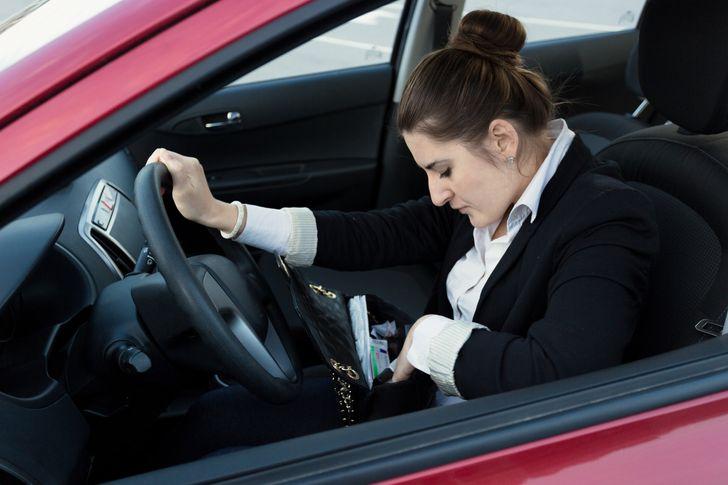 10 μικρά πράγματα που μπορούν να κάνουν κάθε γυναίκα να φαίνεται λίγο ακατάστατη: η γυναικεία τσάντα έχει πολλά πράγματα
