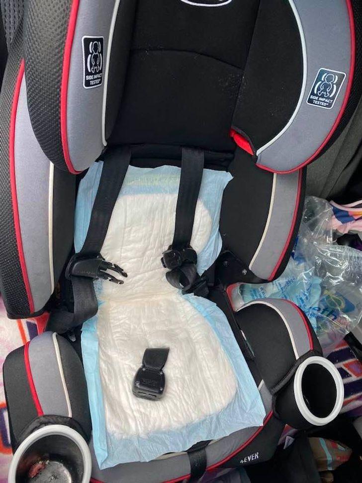 15 έξυπνα κόλπα γονέων: πως θα κρατάς το καθισματάκι του παιδιού στο αμάξι καθαρό