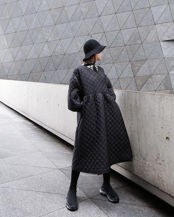 τάσεις στα γυναικεία παλτό 2020-2021 καπιτονέ παλτό μαύρο