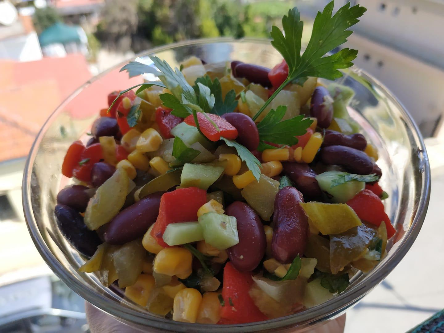 Σαλάτα με πολύχρωμα λαχανικά συνταγή