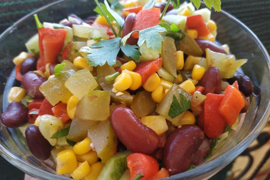 Σαλάτα με πολύχρωμα λαχανικά – Ιδανική συνταγή για δίαιτα