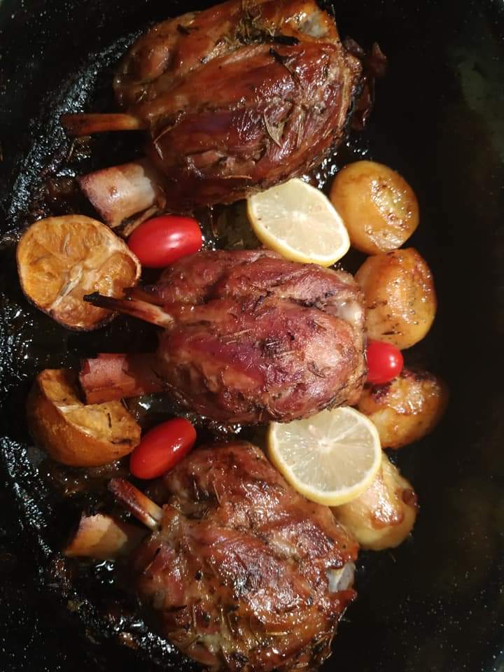 Κότσι χοιρινό στη γάστρα με πορτοκάλι μέλι και μουστάρδα