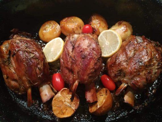 Κότσι χοιρινό στη γάστρα με πορτοκάλι μέλι και μουστάρδα