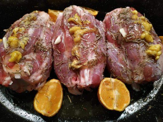 Κότσι χοιρινό στη γάστρα με πορτοκάλι μέλι και μουστάρδα