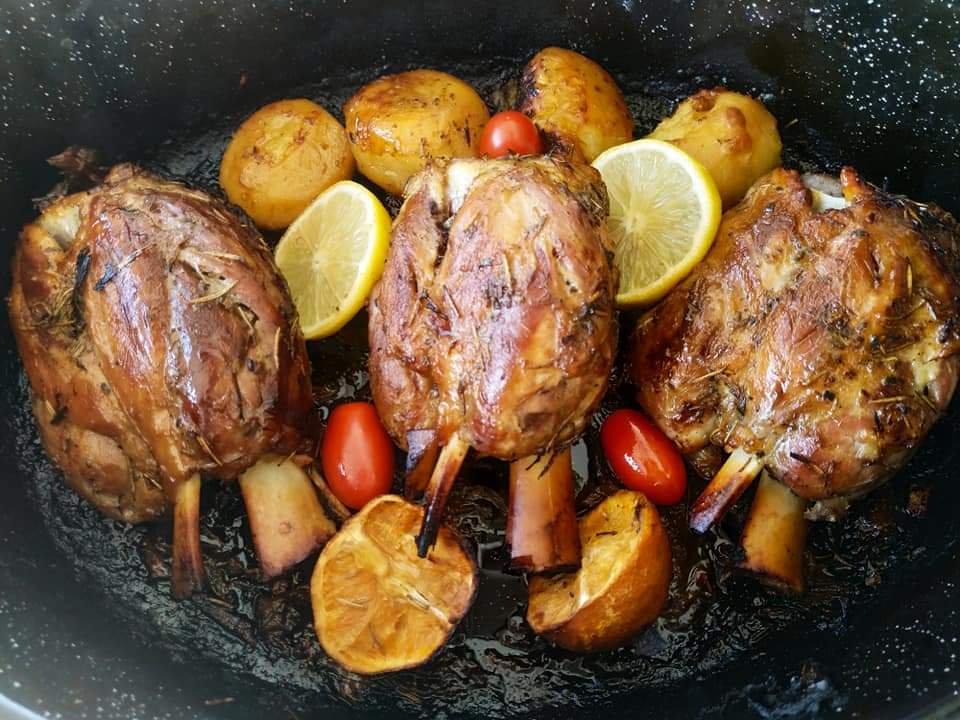 Κότσι χοιρινό στη γάστρα με πορτοκάλι μέλι και μουστάρδα