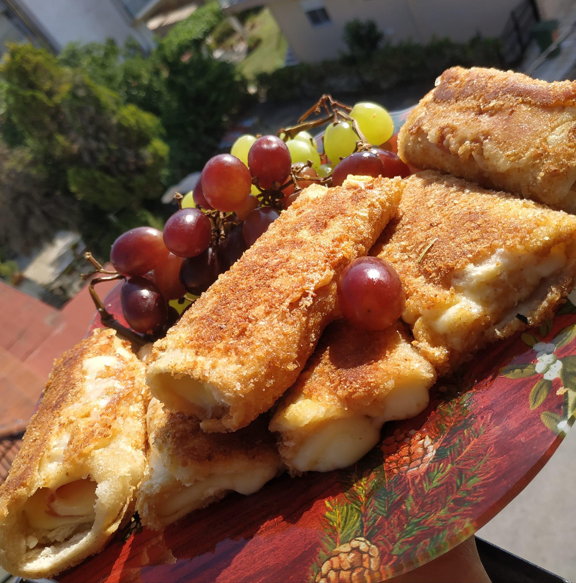 Ρολάκια με ψωμί του τόστ, τυρί κρέμα και αλλαντικά