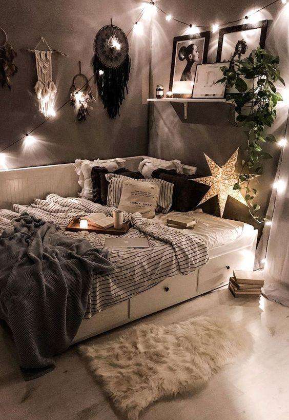 Pre Christmas διακόσμηση: Λευκά φωτάκια και λευκό διακοσμητικό αστέρι στην κρεβατοκάμαρα