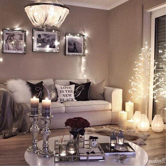 Pre Christmas διακόσμηση: Φωτάκια, λευκά κεριά και διακοσμητικό έλατο που φωτίζει στο σαλόνι
