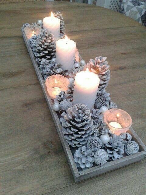 Pre Christmas διακόσμηση: Λευκό ξύλινο διακοσμητικό με λευκά κουκουνάρια και λευκά κεριά