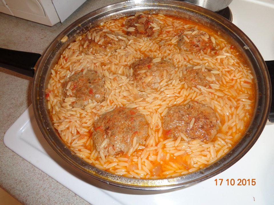 Φαγητό στο ολοήμερο που δεν θέλει ζέσταμα – Συνταγές για φαί χωρίς ζέσταμα : Μπιφτέκια κοκκινιστά με κριθαράκι