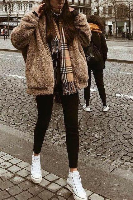 Tedy bear coat: Μπεζ γούνινο παλτό με καρό κασκόλ 