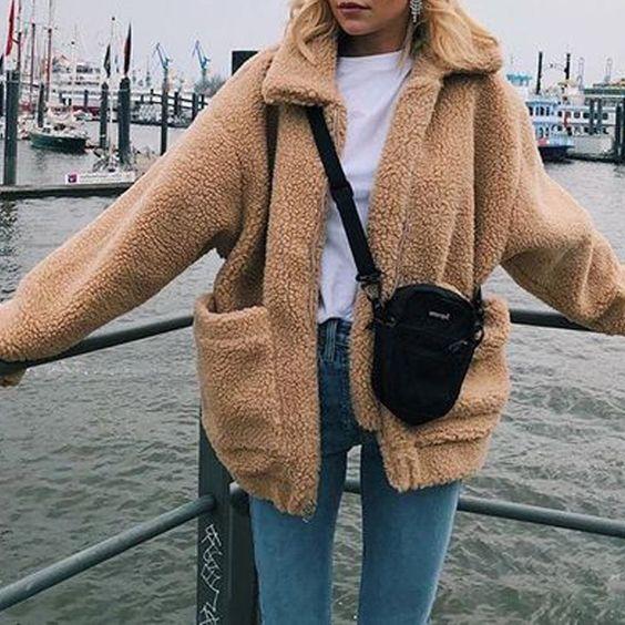 Tedy bear coat: Μπεζ γούνινο παλτό jean παντελόνι 