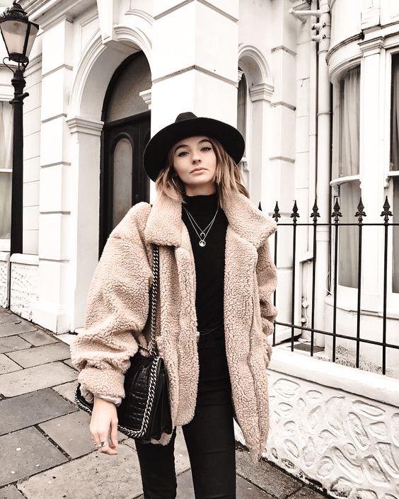 Tedy bear coat: Μπεζ γούνινο παλτό με total black outfit 
