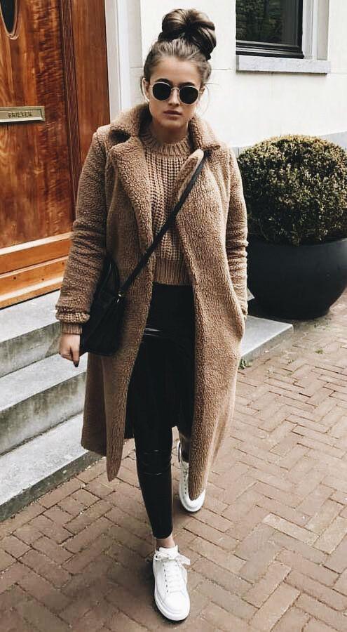 Tedy bear coat: Μπεζ γούνινο παλτό που μοιάζει με καπαρντίνα 