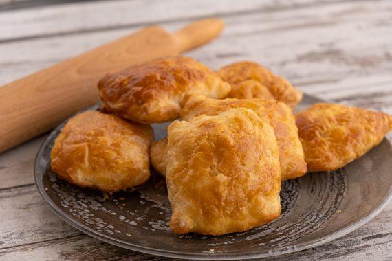 Τυροπιτάκια με φύλλο αέρος!! (Χωρίς Μαγιά)