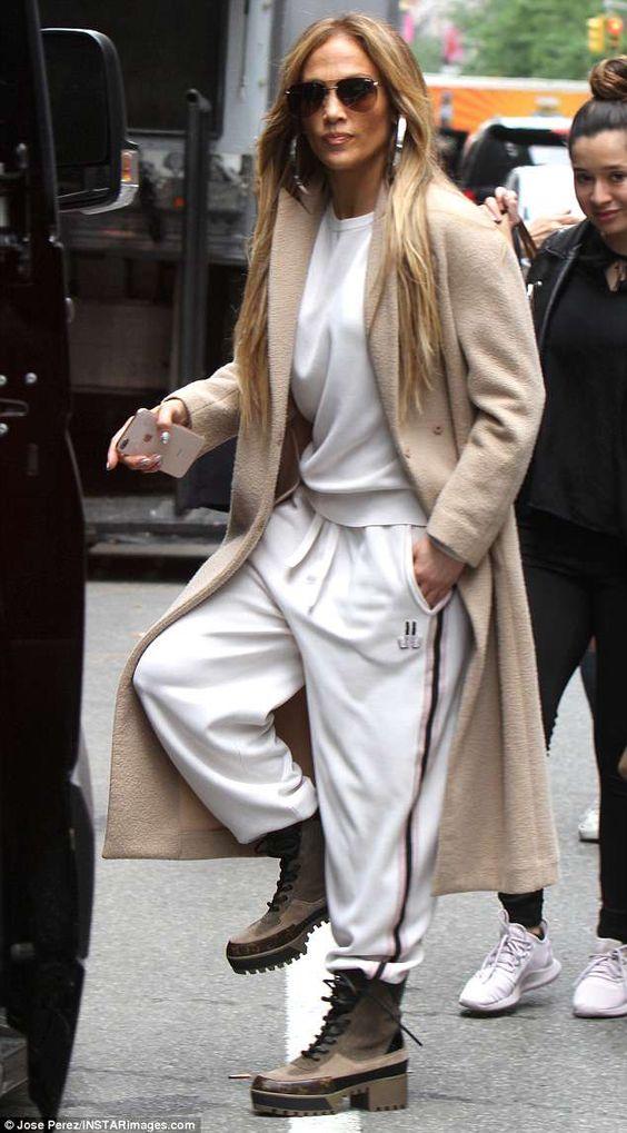 Sporty chic outfits: λευκή φόρμα, καφέ αρβυλάκια και ζαχαρί πανωφόρι 