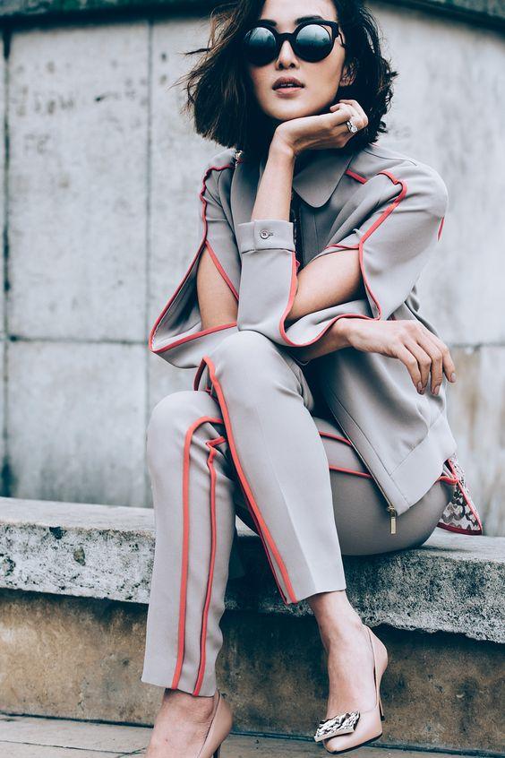 Sporty chic outfits: γκρι φόρμα με μπεζ γόβες 