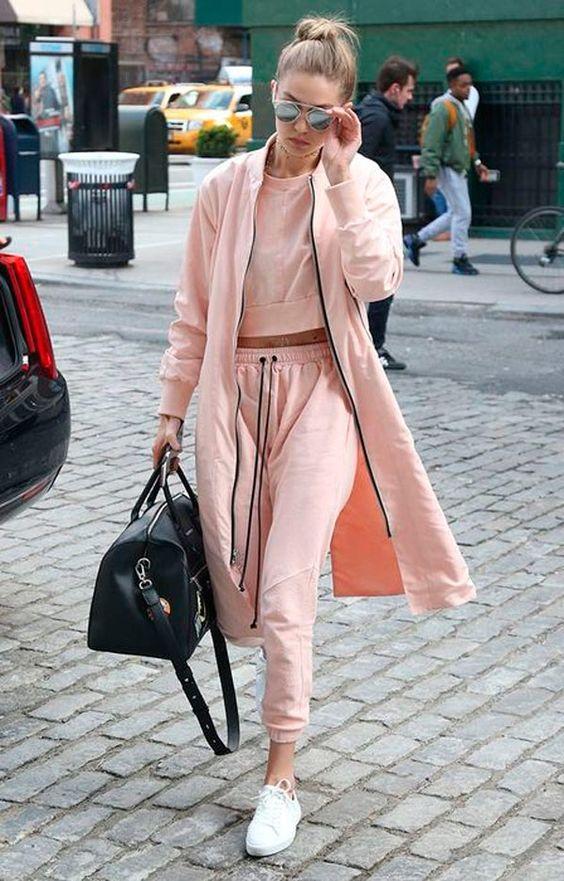 Sporty chic outfits: ροζ φόρμα, ροζ πανωφόρι και δερμάτινη μαύρη τσάντα 