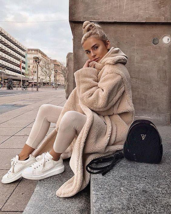 Sporty chic outfits: μπεζ κολάν και γούνινο μπεζ παλτό 