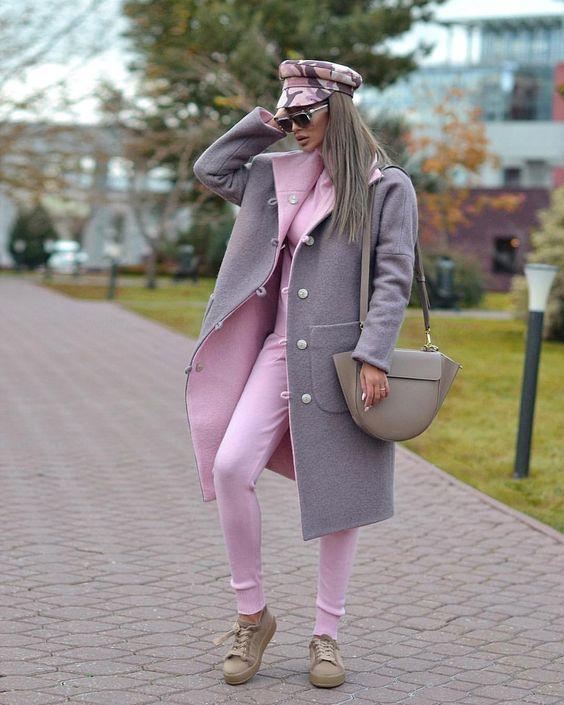 Sporty chic outfits: ροζ φόρμα με γκρι πανωφόρι και chic γυναικείο μπερέ