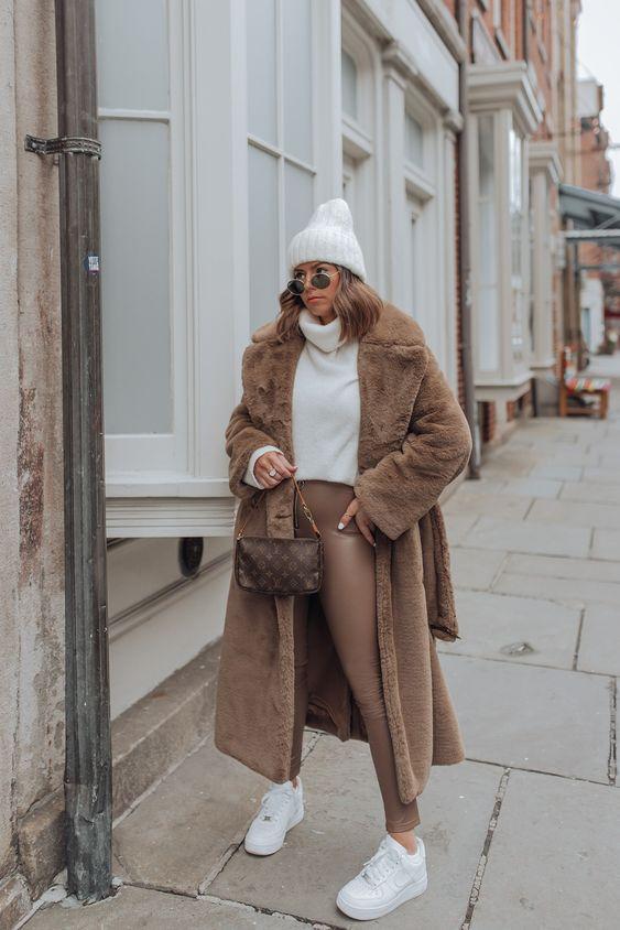 Sporty chic outfits: μπεζ δερμάτινο κολάν με μπεζ γούνινο παλτό 