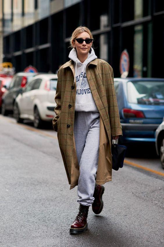 Sporty chic outfits: γκρι φόρμα, μπορντό αρβυλάκια και καρό πανωφόρι 
