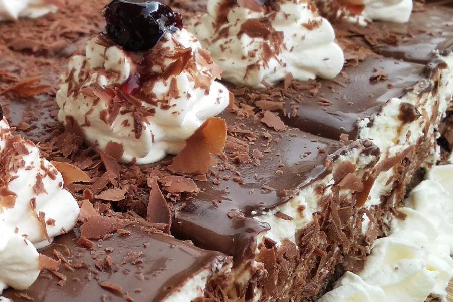 Συνταγή για πεντανόστιμη πάστα ταψιού Black Forest Συνταγή για πεντανόστιμη πάστα ταψιού Black Forest