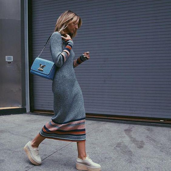 Τα πιο trendy φορέματα για το Φθινόπωρο: Γκρι πλεκτό φόρεμα με χρωματιστές λεπτομέρειες στα μανίκια και στις άκρες του 