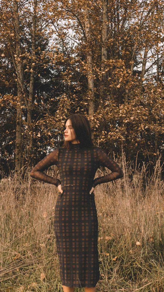 Τα πιο trendy φορέματα για το Φθινόπωρο: καφέ καρό φόρεμα σε ίσια γραμμή 