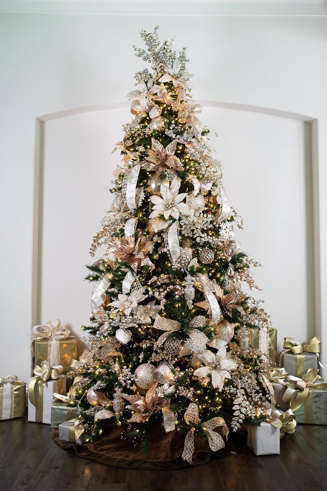 Christmas Decorating Trends 2020: χριστουγεννιάτικο δέντρο στολισμένο σε platinum αποχρώσεις 